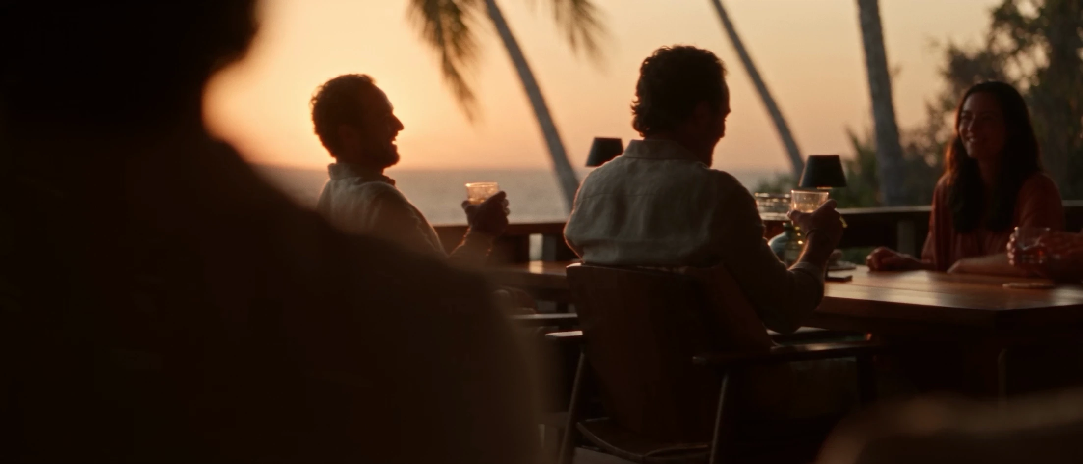 Visualización cinematográfica de un encuentro al atardecer