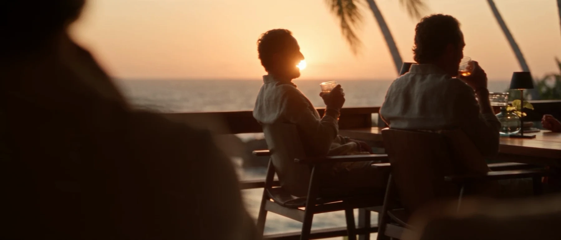 Visualización cinematográfica de una sobremesa al atardecer